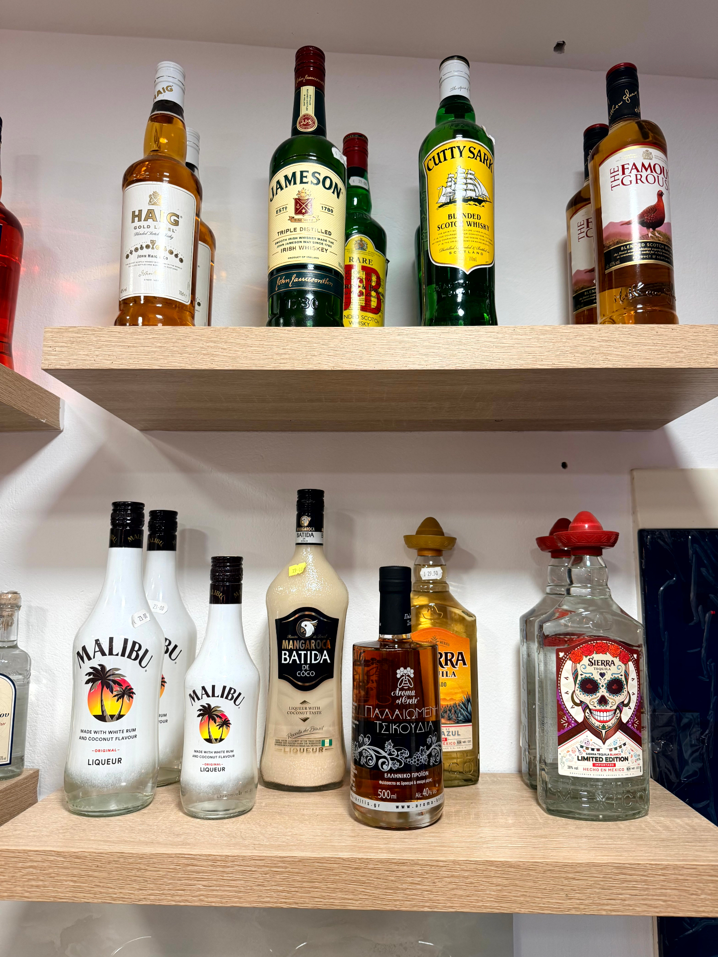 Jameson, Cutty Sark, Malibu, Sierra Tequila και τσικουδιά Κρήτης