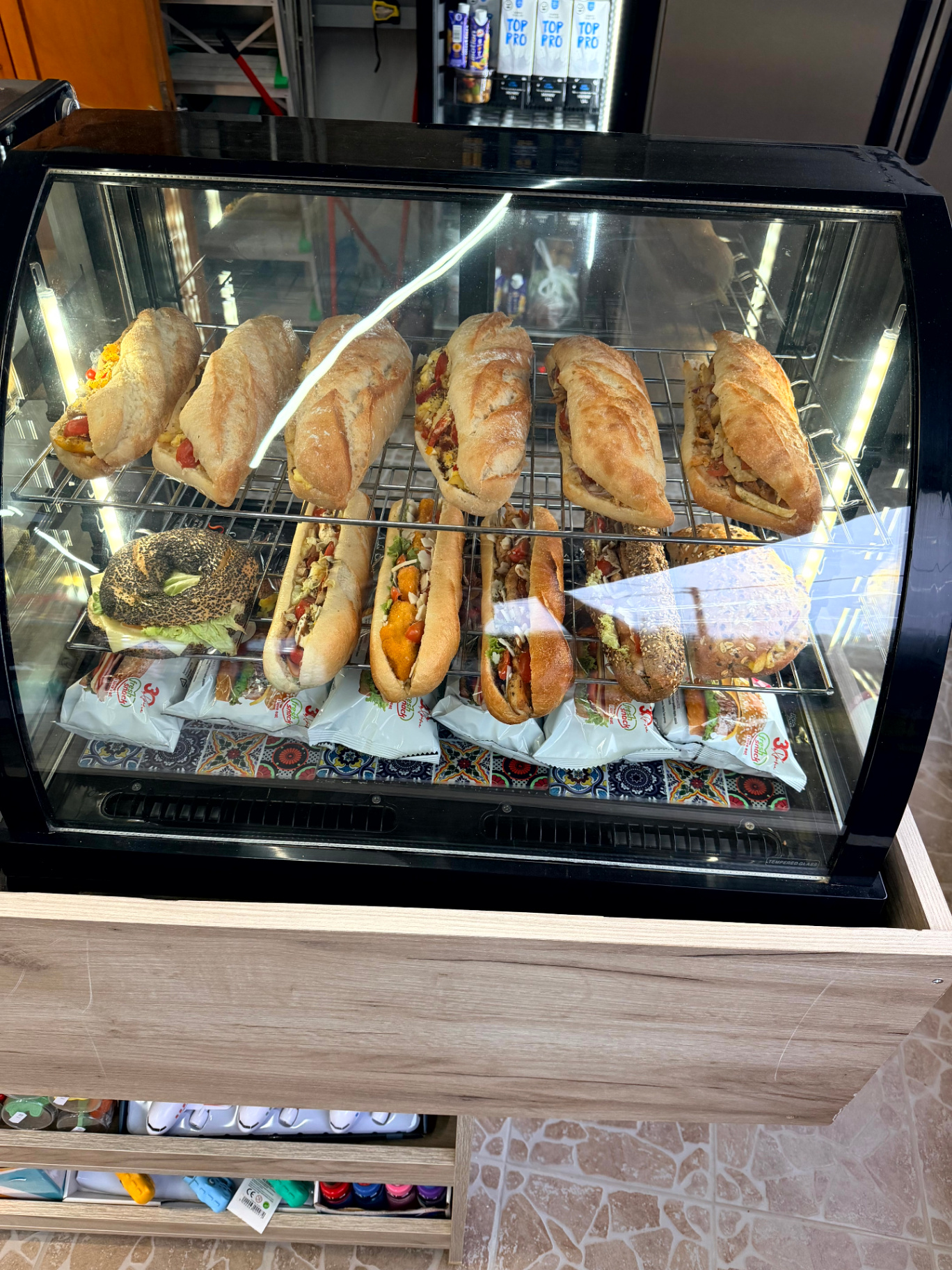 Βιτρίνα με φρέσκα baguette sandwiches και σφολιάτες