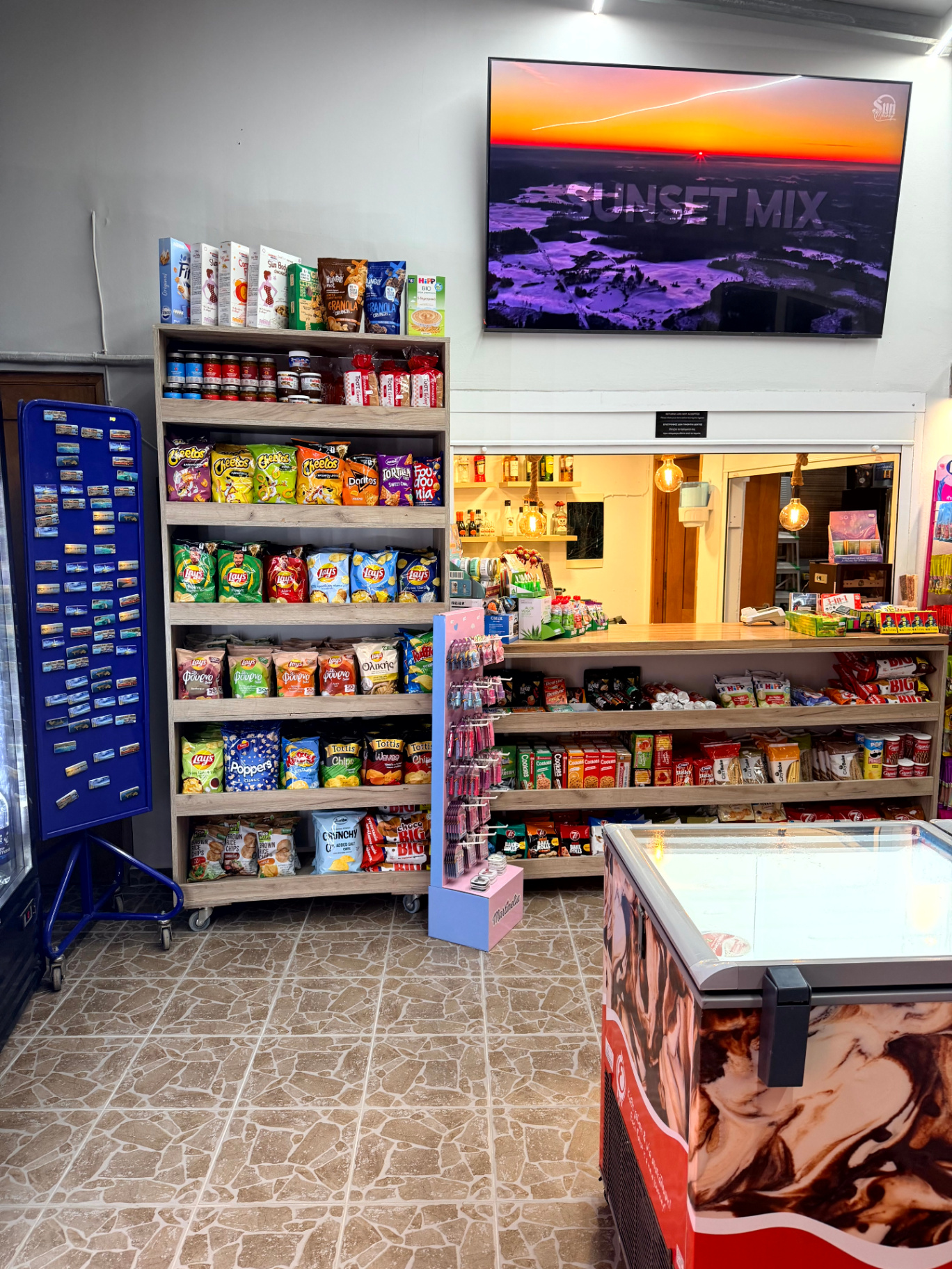 Ράφια με snacks, chips και καταψύκτης παγωτών στο Amos Seaside