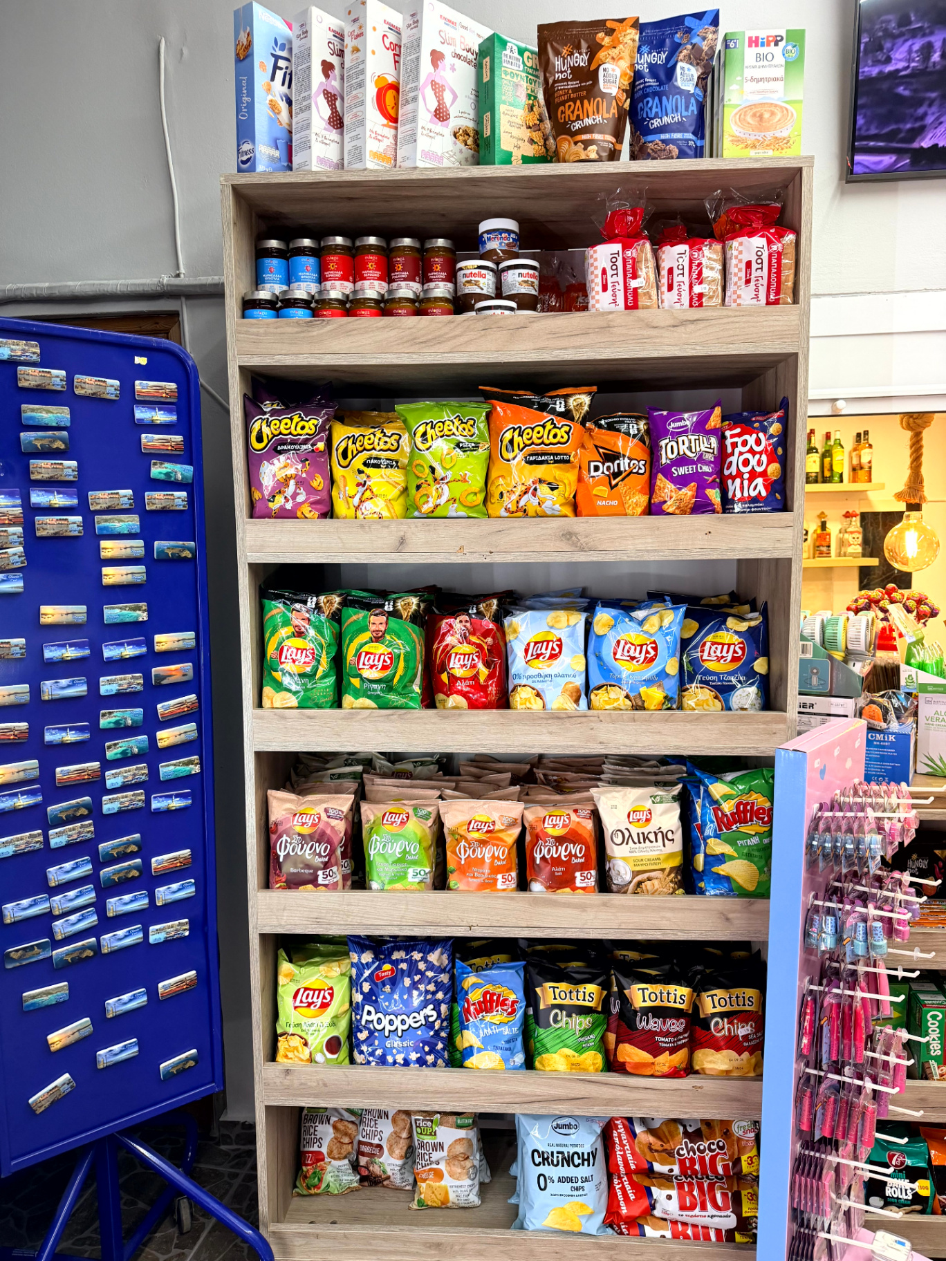 Ράφια με chips, Lays, Cheetos, δημητριακά και snacks
