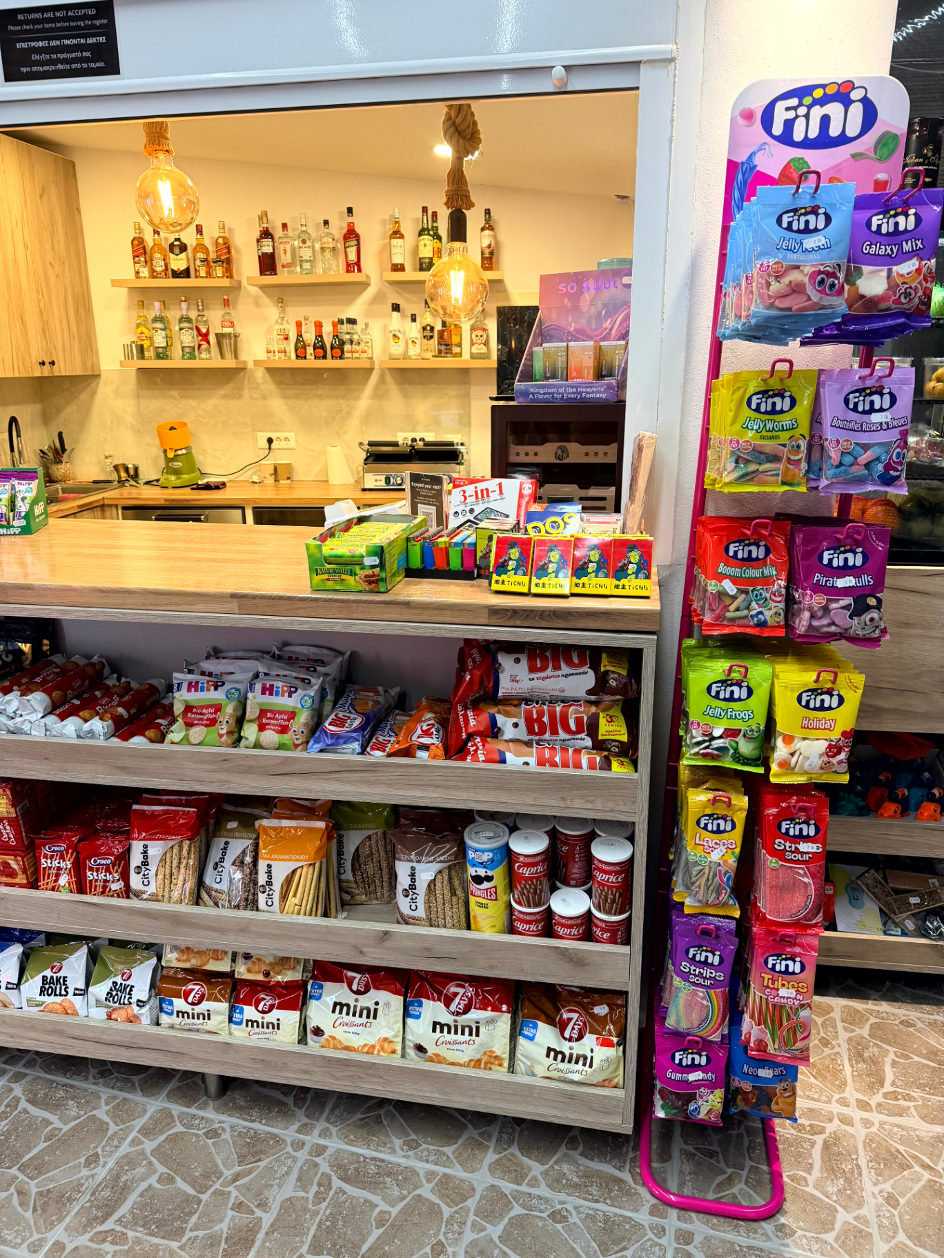 Πάγκος με ποτά, Fini καραμέλες, snacks και mini croissants